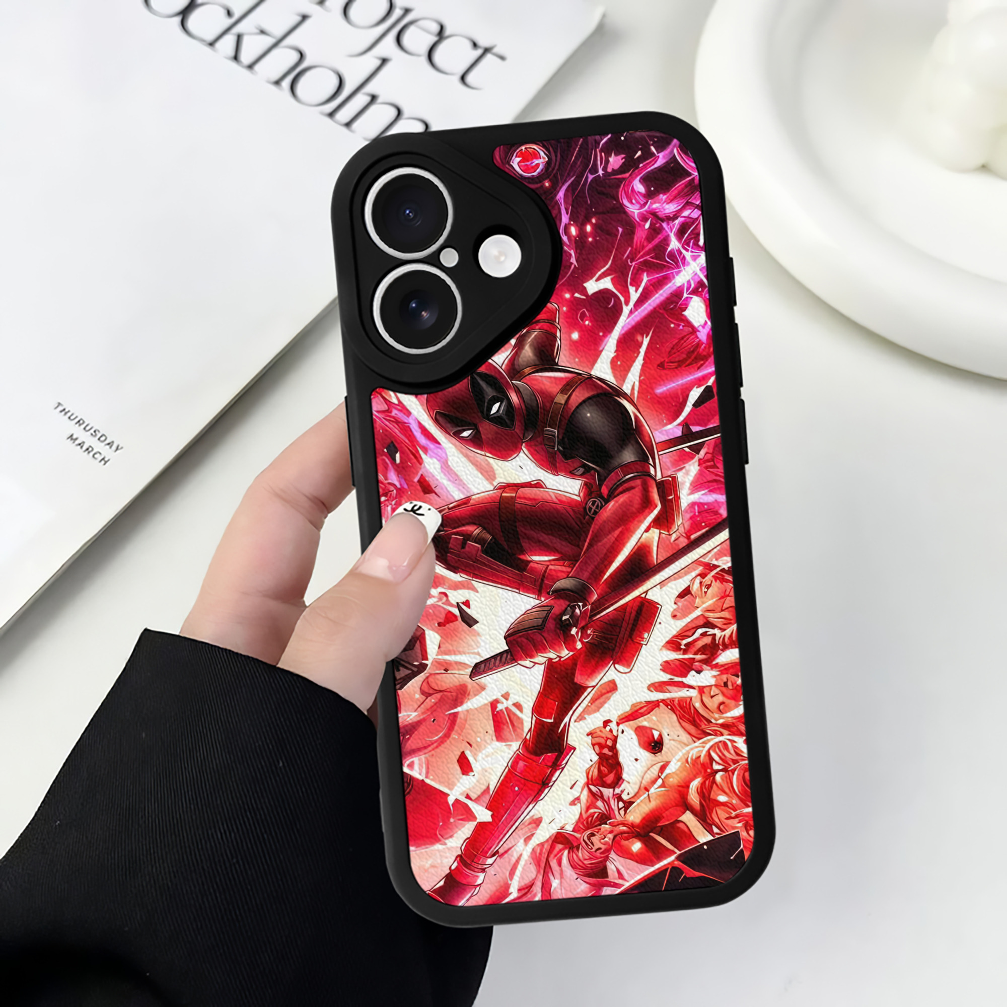 （画像用） Deadpool デッドプール 【iPhone 16シリーズ対応】シリコンスマホケース（レザー調） 材質：シリコン